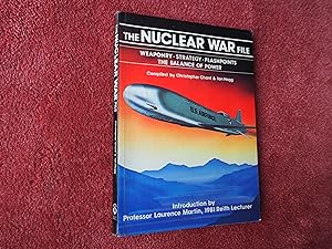 Bild des Verkufers fr THE NUCLEAR WAR FILE - WEAPONRY-STRATEGY-FLASHPOINTS-THE BRILLIANCE OF POWER zum Verkauf von Ron Weld Books