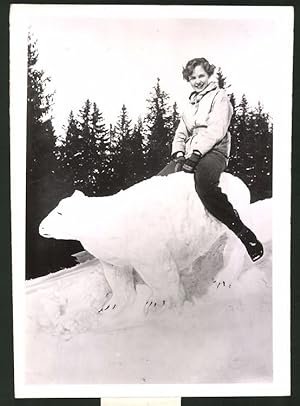 Fotografie Junge Frau reitet auf einem Eisbär aus Schnee