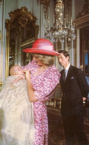 Princess Diana Nursing Baby William 1982 Royal Family Postcard
