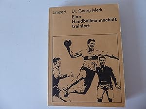 Seller image for Eine Handballmannschaft trainiert. TB for sale by Deichkieker Bcherkiste