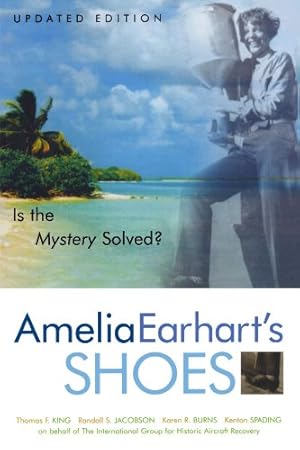 Bild des Verkufers fr Amelia Earhart's Shoes: Is the Mystery Solved? by King, Thomas F., Jacobson, Randall, Burns, Karen Ramey, Spading, Kenton [Paperback ] zum Verkauf von booksXpress