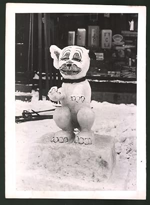 Fotografie Bonzo - Hund als Kunstwerk aus Schnee oder Eis 1940