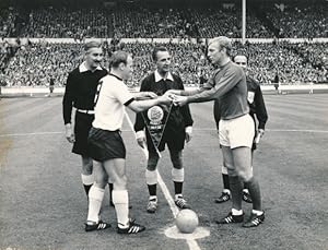 Ansichtskarte / Postkarte Wembley London, Fußballspieler Uwe Seeler, Robert Moore, Endspiel WM 19...