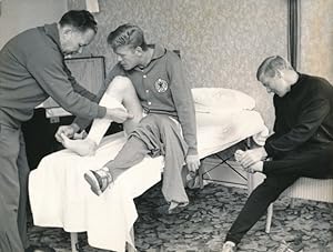 Foto Deutsche Fußballnationalspieler Helmut Haller, Karl Heinz Schnellinger, Massage, WM 1966