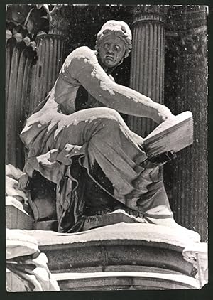 Fotografie Ansicht Wien, Statue aus Gruppe der Pallas-Athene am Wiener Parlament 1938