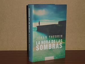 Seller image for LA HORA DE LAS SOMBRAS for sale by Libros del Reino Secreto