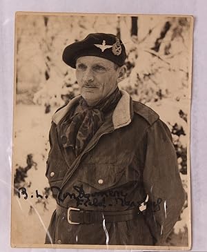 Image du vendeur pour Field-Marshal Sir Bernard Law Montgomery. SIGNED PHOTOGRAPHIC PRINT OF FIELD-MARSHAL MONTGOMERY IN AIRBORNE CONTEXT mis en vente par Island Books