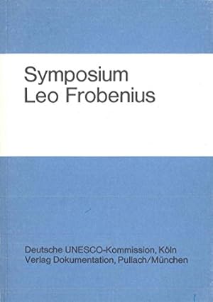 Imagen del vendedor de Symposium Leo Frobenius. Perspectives des tudes africaines contemporaines; rapport final d'un symposium internat. Organis par les Commissions Allemande et Camerounaise pour l'UNESCO du 3 - 7 dcembre 1973  Yaound. [Rdactrion finale: Eike Haberland ,Beatrix Heintze et Renate Wente-Lukas] / Seminarbericht der Deutschen UNESCO-Kommission ; Nr. 25. Bericht ber ein internationales Symposium, veranstaltet von der Deutschen und Kamerunischen UNESCO-Kommission vom 3. bis 7. Dezember 1973 in Jaunde. Herausgegeben von Eike Haberland ,Beatrix Heintze und Renate Wente-Lukas. Mit einem Vorwort von Charles Bebb und Thomas Keller. Dreisprachig: franzsisch, englisch und deutsch. Mit einer Teilnehmerlist. a la venta por BOUQUINIST