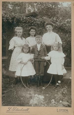 Foto Lützen im Burgenlandkreis, Kinder im Garten, Gruppenbild, Reifen, Boulekugel