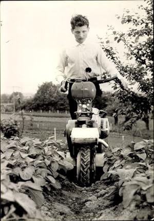 Foto Ansichtskarte / Postkarte Junge mit Motorhacke in einem Garten