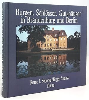 Bild des Verkufers fr Burgen, Schlsser, Gutshuser in Brandenburg und Berlin. Photographien von Jrgen Strauss. 4., unvernderte Auflage. zum Verkauf von Antiquariat Heiner Henke