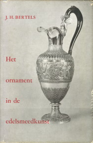 Bild des Verkufers fr Het ornament in de edelsmeedkunst. Een beknopte stijlleer voor edelsmeden en juweliers zum Verkauf von Antiquariaat Parnassos vof