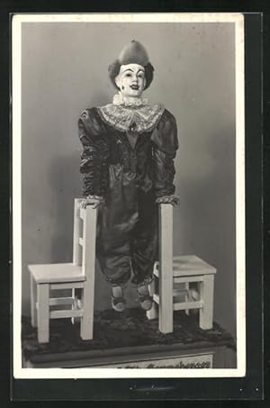 Ansichtskarte Clowns-Puppe die auf kippenden Stühlen Handstand macht