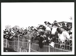 Fotografie Ansicht Wien-Freudenau, Pferderennen Grosser Preis von Wien 1942, begeisterte Zuschauer