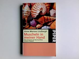 Bild des Verkufers fr Muscheln in meiner Hand : eine Antwort auf die Konflikte unseres Daseins. Aus dem Amerikan. von Maria Wolff. bertr. der Gedichte von Peter Stadelmayer / Piper ; 1425 zum Verkauf von Antiquariat Buchhandel Daniel Viertel