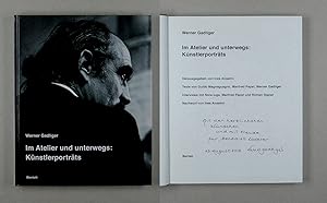 Imagen del vendedor de Im Atelier und unterwegs: Knstlerportrts. Herausgegeben von Ines Anselmi. Texte von Guido Magnaguagno, Manfred Papst, Werner Gadliger. Interviews mit Nora luga, Manfred Papst und Roman Signer. Nachwort von Ines Anselmi. a la venta por Daniel Thierstein