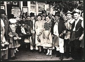 Fotografie Ansicht Wien, Kirtag Dornbach, Gruppe Festteilnehmer beim Winzerumzug 1938