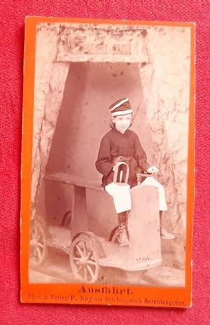 Originalfotografie eines jugendlichen Bergmannes mit Lampe betitelt "Ausfahrt"