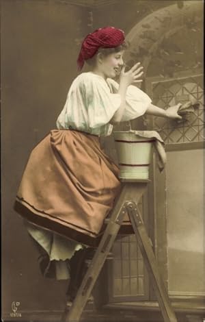 Bild des Verkufers fr Ansichtskarte / Postkarte Junge Frau putzt Fenster zum Verkauf von akpool GmbH