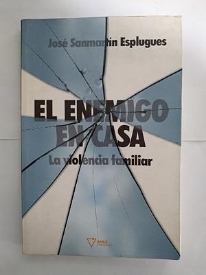 Imagen del vendedor de El enemigo en casa a la venta por Libros Ambigú