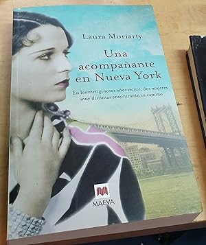 Imagen del vendedor de Una acompaante en Nueva York. En los vertiginosos aos veinte, dos mujeres muy distintas encontrarn su camino. Traduccin Carlos Milla e Isabel Ferrer a la venta por Outlet Ex Libris