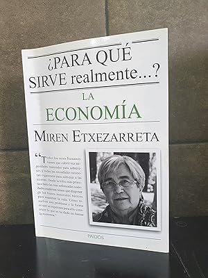 Imagen del vendedor de Para qu sirve realmente la economa? (Spanish Edition). Miren Etxezarreta. a la venta por Lauso Books