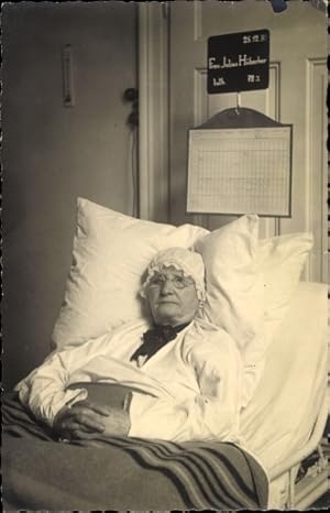 Foto Ansichtskarte / Postkarte Frau Julius Hübscher im Krankenbett 1930, Krankenhaus