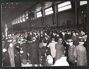 Fotografie Berlin, Auto und Motorrad-Ausstellung am Kaiserdamm 1939, Überfüllte Messehalle