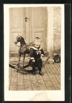 Foto-Ansichtskarte Kleinkind mit Schaukelpferd