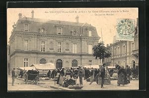 Carte postale Villeneuve-sur-Lot, La Caisse d`Épargne, Place de la Mairie, Un jour de Marché