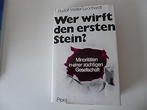 Bild des Verkufers fr Wer wirft den ersten Stein? Minoritten in einer zchtigen Gesellschaft. Leinen mit Schutzumschlag zum Verkauf von Deichkieker Bcherkiste