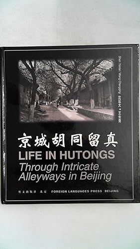 Immagine del venditore per Life in Hutongs: Through Intricate Alleyways in Beijing, venduto da Antiquariat Maiwald