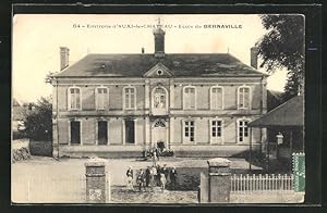 Carte postale Bernaville, L`Ecole, Hotel de Ville