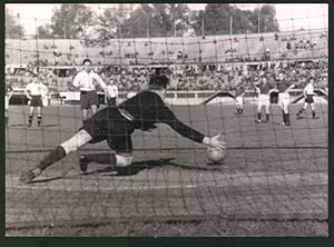 Fotografie Ansicht Wien, Praterstadion, Fussballspiel Wien gegen Krakau 1940, Torszene