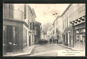 Carte postale Vélines, La Grand`Rue, vue de la rue