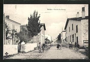 Carte postale Bords, Entrée Du Bourg