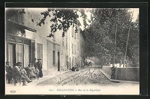 Carte postale Belgentier, Rue de la République, vue de la rue