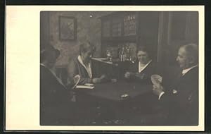 Foto-Ansichtskarte Herr und drei Damen beim Kartenspiel