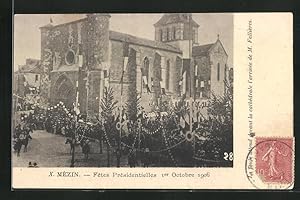 Carte postale Mézin, Fétes Présidentielles 1906, la foule attend devant la cathedrále l'arrivée d...