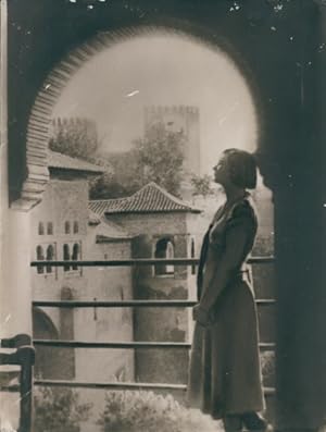 Foto Combalie, Henri, Toulouse, Portraitfotografie, Frau an einem Balkon, Standportrait