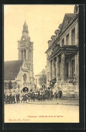Carte postale Viarmes, Hotel-de-Ville et Eglise, vue de Hôtel de Ville et l'Église