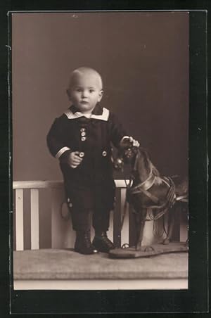 Foto-Ansichtskarte Kleiner Junge im Matrosenanzug mit einem Schaukelpferd
