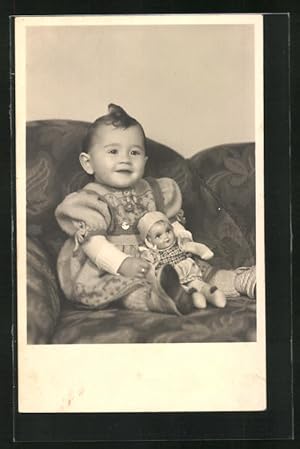 Foto-Ansichtskarte Süsses Baby im Wollkleid mit seiner Puppe