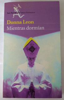 Seller image for Mientras dorman. for sale by La Leona LibreRa