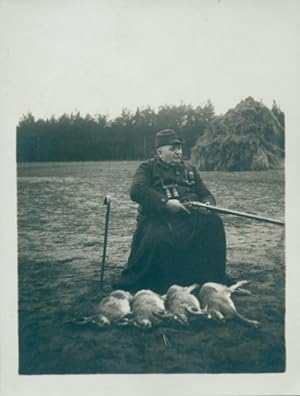 Foto Jäger, Gewehr, Hasen, Gehstock, Feldstecher, Pfeife, 1925