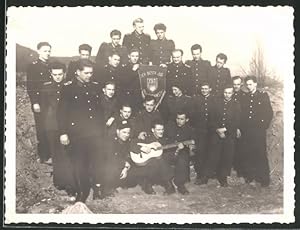 Fotografie FDJ-Freie Deutsche Jugend, Burschen mit Wimpel in Uniform