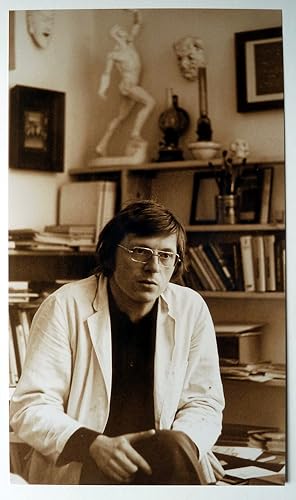 Rolf Münzner in seinem Atelier. Schwarz-weiss Portrait-Fotografie, 45,5 x 28 cm, um 1980 - später...