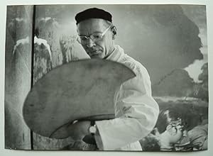 Werner Tübke mit Farb-Palette. Schwarz-weiss Portrait-Atelier-Fotografie, 27,5, x 39 cm, um 1985....