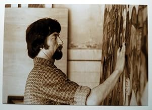 Arno Rink in seinem Atelier bei der Arbeit am Bild. Schwarz-weiss Portrait-Fotografie, 30,5 x 44 ...