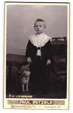 Bild des Verkufers fr Fotografie Paul Petzold, Brandenburg a / H., Portrait Kleiner Junge in hbscher Kleidung mit Spieltier zum Verkauf von Bartko-Reher